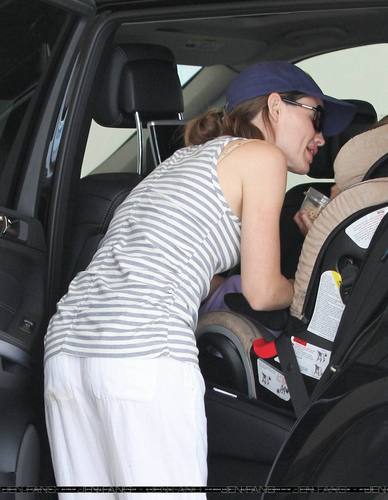 Jen Out With Seraphina After Taking Violet To School!