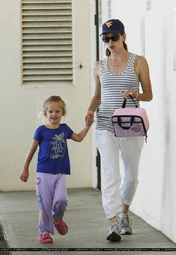 Jen Out With Seraphina After Taking バイオレット To School!