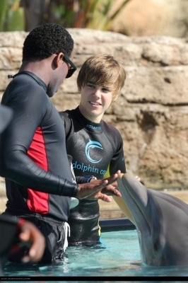  Justin spends his siku in Atlantis before his tamasha