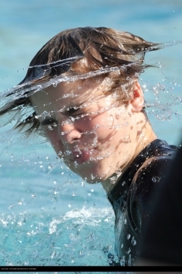  Justin spends his দিন in Atlantis before his সঙ্গীতানুষ্ঠান