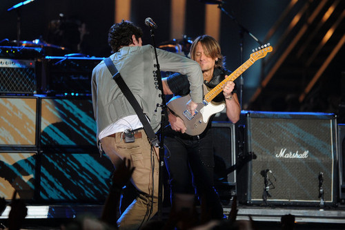  Keith Urban performs onstage at the 2010 CMT música Awards