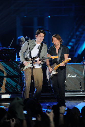  Keith Urban performs onstage at the 2010 CMT música Awards