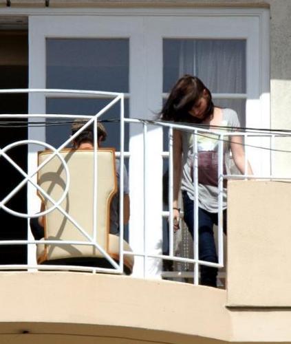  Kristen Stewart out on balcony