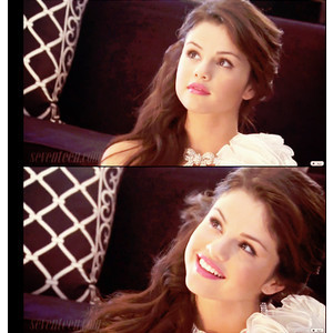  Selena cute!