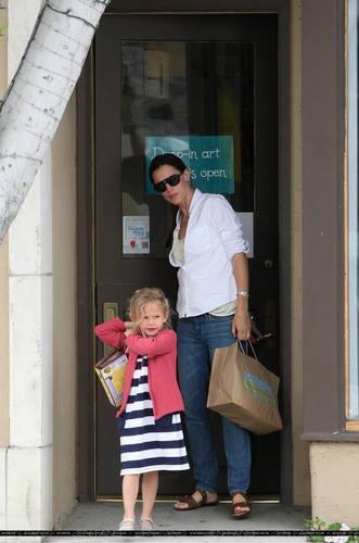  Jen and violet stopped at Drop-In Art Studio!