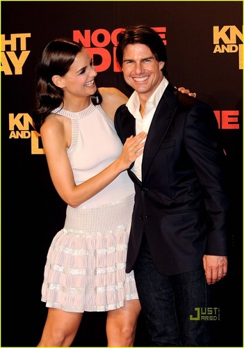  Katie @ Knight & دن premiere with Tom Cruise