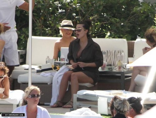  Kim hangs out poolside with 老友记 in Miami 6/12/10