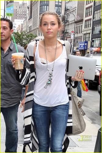 Miley Cyrus: Leopard Print Bra! 