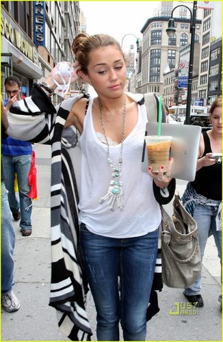  Miley Cyrus: Leopard Print Bra!