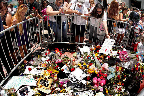  MJ fans Hollywood Walk of Fame in Los Angeles