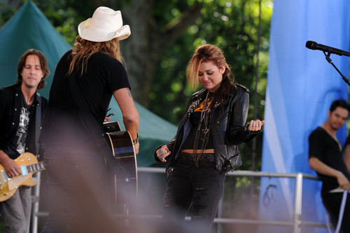  Miley performs on Good Morning America-June 18th,2010