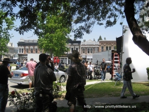  Pretty Little Liars ~ Behind The Scenes