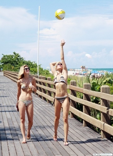  Annalynne McCord and malaikat McCord Trade Bikini's in the Ocean