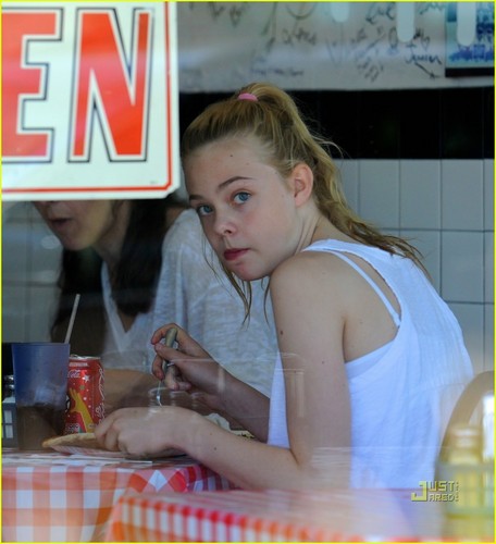  Elle Fanning Eats pizza, bánh pizza for Lunch