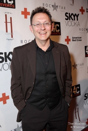  Michael Emerson at American Red traverser, croix Benefit