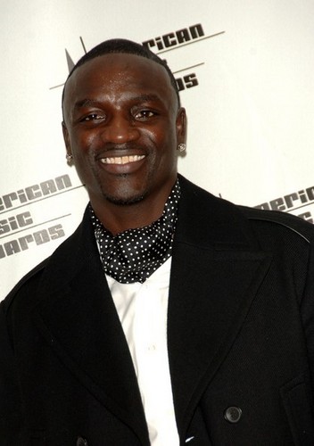 * GOLDEN hati, tengah-tengah Akon *