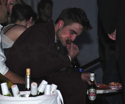  new pic of Rob eating chicken.