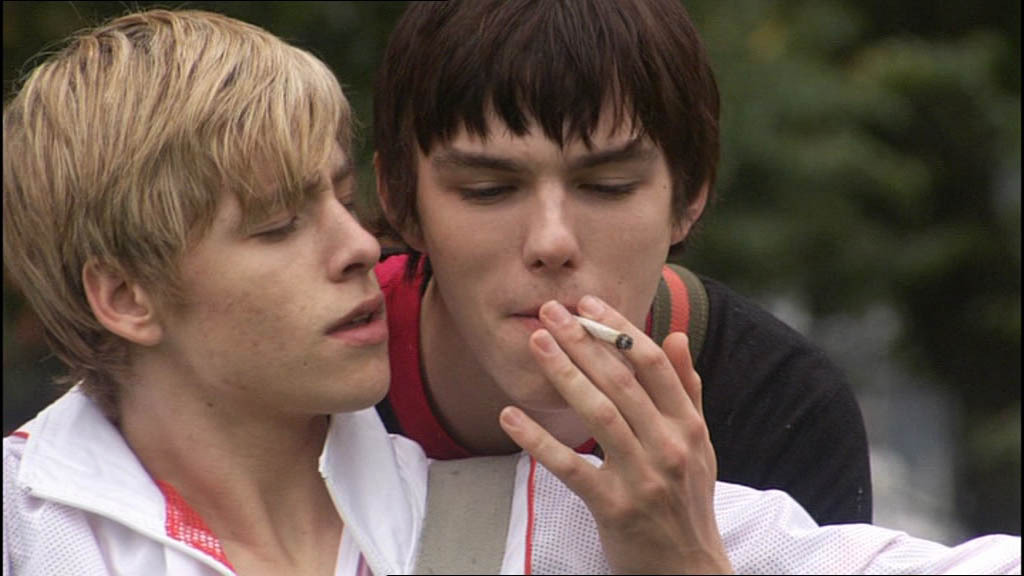 Who does maxxie sleep with skins?