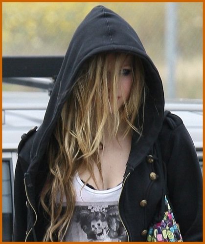  Avril Lavigne & Brody Jenner Out N About in Malibu!