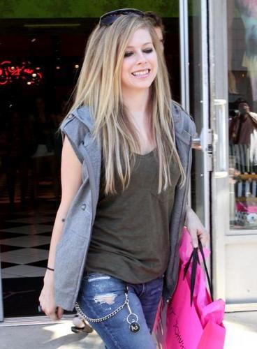  Avril Lavigne Shopping in Ron herman West Hollywood!