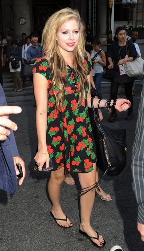  Avril lavigne Wears Floral Dress at the Betsy Russell fashion onyesha NYC!