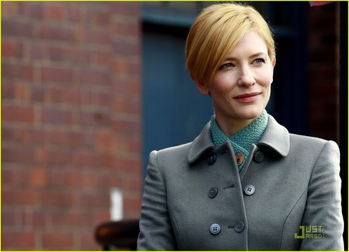 Cate Blanchett Goes Green For The Theater