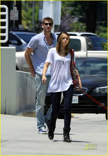  Miley Cyrus & Liam Hemsworth: Petco Pair