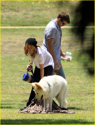  Miley Cyrus & Liam Hemsworth