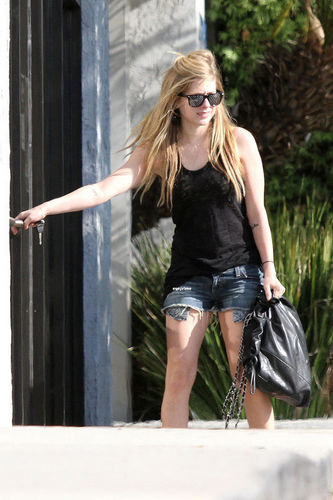 Avril Lavigne Shopping In Sherman Oaks June 26 2010!