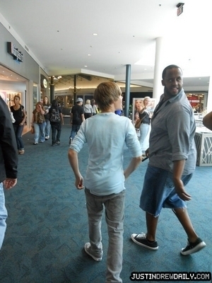  Candids > 2010 > At The Mall Of America, Bloomington MN; (June 28th)