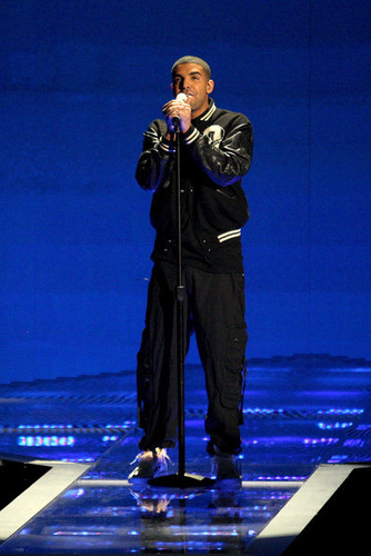  itik jantan, drake performing on the 2010 BET Awards