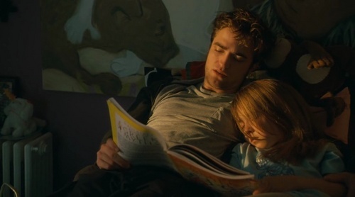  Edward reads Renesmee to sleep