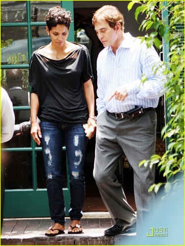  Halle Berry: All Torn Up For Lunch