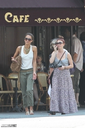  Jessica out in Paris