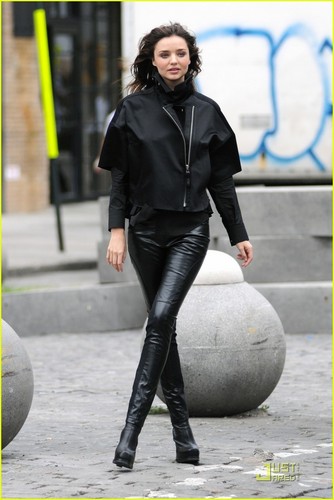  Miranda Kerr: Leather Pants, No Sweat!