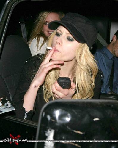  Avril Lavigne smoke