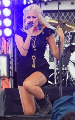  Pixie performing @ T4 on the plage