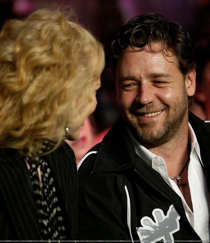 Russell Crowe at boxing match with friend Nicole Kidman