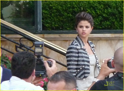  Selena on set of Monte Carlo-July 1st,2010