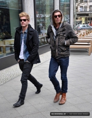  Xavier Samuel Out And About In 2010