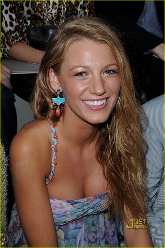  Blake Lively: Channeling Chanel!