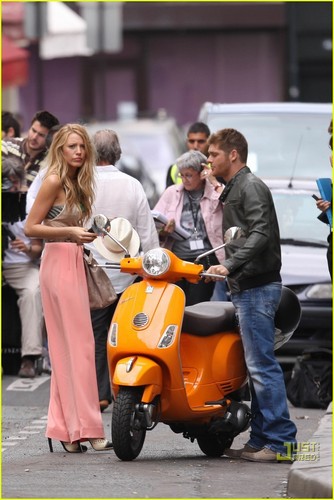  Blake Lively on the set of 'Gossip Girl' in Paris (July 5).