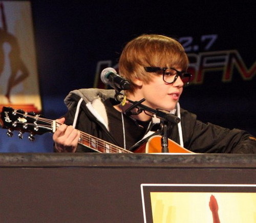  JUSTIN BIEBER WITH FAKE GLASSES