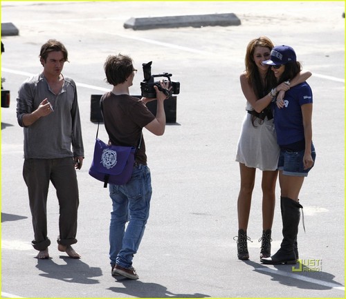 Miley new music video ‘BIG BIG BANG’ with actor Kevin Zegers