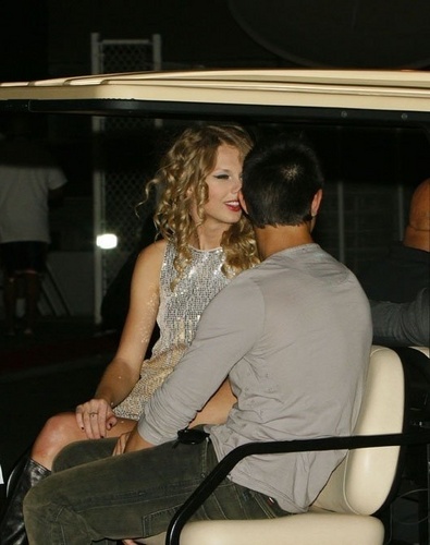  Taylor-Lautner-and-Taylor-Swift-s2.