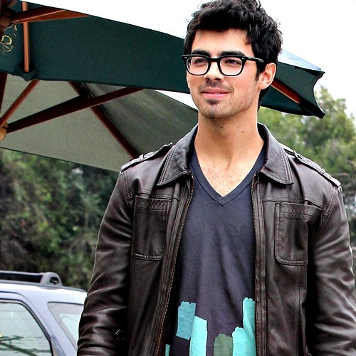 07-08-10-Out-and-About-in-Toluca-Lake-joe-jonas
