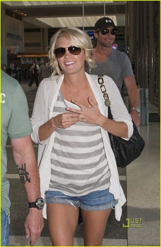  Carrie Underwood: Honeymoon with Mike Fisher!