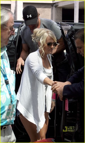  Carrie Underwood: Honeymoon with Mike Fisher!