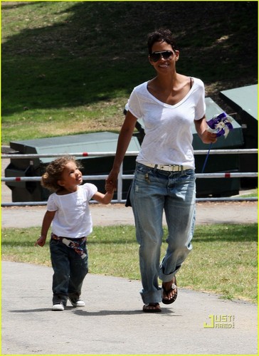  Halle Berry & Nahla: Pinwheels and Popsicles!