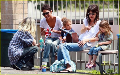  Halle Berry & Nahla: Pinwheels and Popsicles!